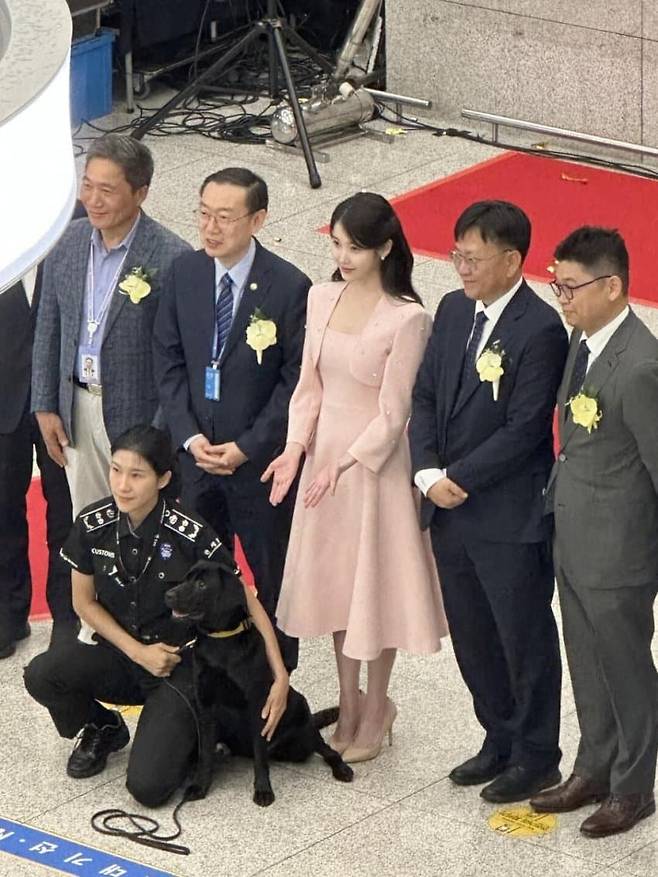 IMG_1970.jpeg 오늘자 인천공항 홍보대사된 아이유.mp4