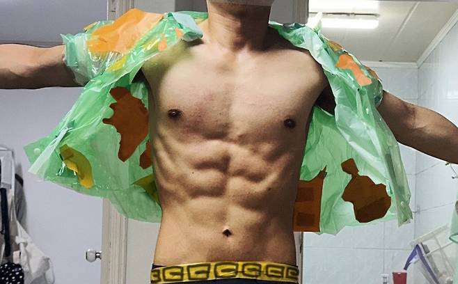 애비복근007.jpg 케데헌의 사자보이즈 복근 코스프레 해봤다.