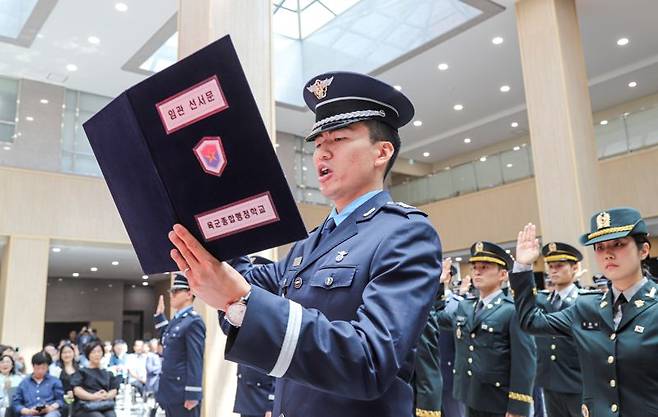 25일 충북 영동에 위치한 육군종합행정학교에서 이두희 국방부차관 주관으로 '제99기 법무사관 임관식'을 실시함. 이번 임관식을 통해 육, 해, 공군의 군 사법 실무를 담당하게 될 정예 법무장교 90명이 군 장교로서의 첫 발걸음을 내디뎠다. 사진은 임관장교들이 임관선서를 하고 있는 모습. 국방부 제공