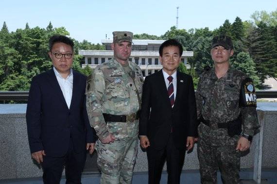 정동영 통일부 장관이 25일 경기도 파주 판문점에서 유엔사 등 군 관계자들과 함께 하고 있다. 통일부 제공