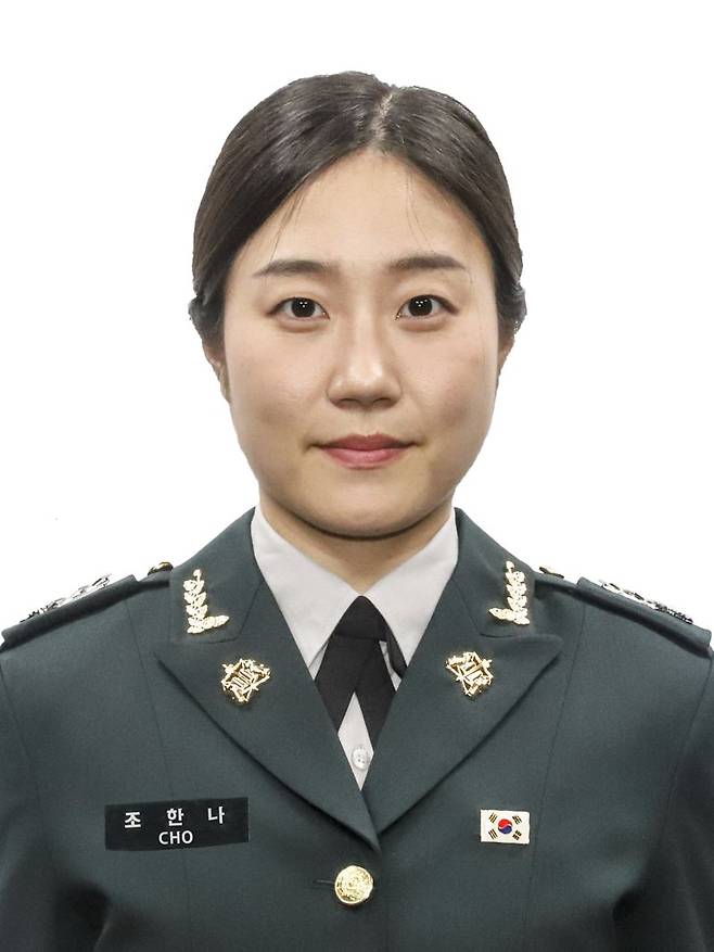 25일 충북 영동에 위치한 육군종합행정학교에서 이두희 국방부차관 주관으로 '제99기 법무사관 임관식'을 실시함. 이번 임관식을 통해 육, 해, 공군의 군 사법 실무를 담당하게 될 정예 법무장교 90명이 군 장교로서의 첫 발걸음을 내디뎠다. 국방부장관상을 받은 조한나 대위(재입대). 국방부 제공