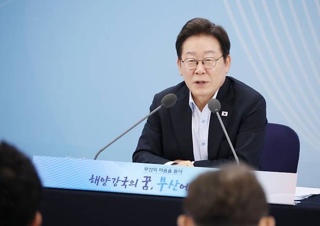 부산 시민 간담회 갖는 이재명 대통령 (부산=연합뉴스) 한상균 기자 = 이재명 대통령이 25일 부산 부경대에서 타운홀미팅 '부산의 마음을 듣다' 간담회에서 발언하고 있다. 2025.7.25 xyz@yna.co.kr (끝)
