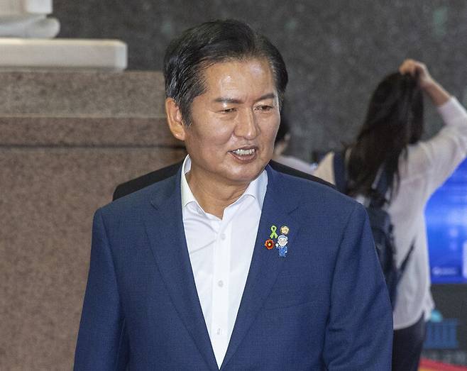 더불어민주당 8·2 전당대회에 당 대표 후보로 출마한 정청래 의원이 23일 국회 본회의 개회에 앞서 열린 의원총회에 입장하고 있다. 연합뉴스