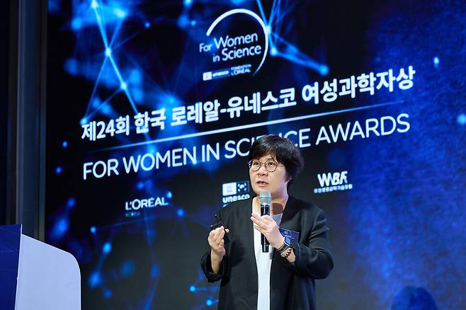 지난 16일 저녁 `제24회 한국 로레알-유네스코 여성과학자상\' 시상식에서 강연 중인 임미희 한국과학기술원(KAIST·카이스트) 자연과학부 화학과 교수. 로레알코리아 제공
