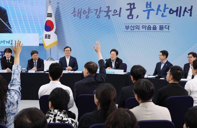 25일 부산 부경대에서 이재명 대통령이 참석한 가운데 열린 타운홀미팅 ‘부산의 마음을 듣다’ 간담회에서 시민들이 발언권을 요청하고 있다. 연합뉴스
