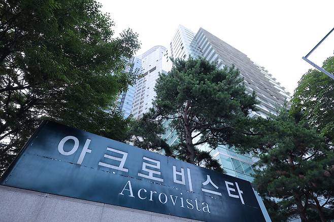 김건희 여사의 의혹들을 수사하는 민중기 특별검사팀이 25일 \'공천 개입 의혹\'과 관련해 김 여사 자택을 비롯해 \'양평공흥지구 특혜 의혹\'과 관련해 김 여사 일가 및 국민의힘 김선교 의원 등에 대한 압수수색에 나섰다. 사진은 윤석열 전 대통령 부부의 자택이 있는 서울 서초구 아크로비스타 모습. 연합뉴스