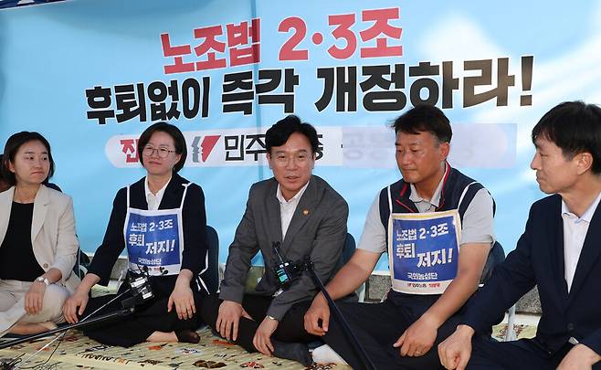 김영훈 고용노동부 장관이 25일 서울 여의도 국회에서 노조법2·3조 개정 촉구 농성장을 찾아 양경수 민주노총 위원장 등 참석자들과 대화하고 있다. 왼쪽부터 진보당 김재연 상임 대표, 진보당 정혜경 의원, 김영훈 장관, 양경수 민주노총 위원장, 사회민주당 한창민 대표. 연합뉴스