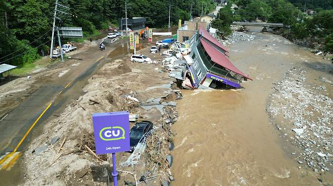 2025년 7월20일 새벽 집중적으로 비가 내린 경기도 가평에서 계곡으로 몰아친 급류로 인해 한 편의점이 붕괴해 물에 일부 잠기고 도로가 끊겼다. 한겨레 류우종 기자