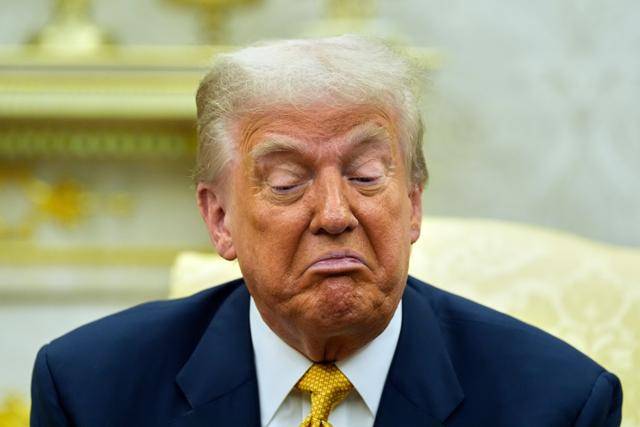 도널드 트럼프 대통령이 22일 미국 워싱턴 백악관 집무실에서 페르디난드 마르코스 주니어 필리핀 대통령과 만나 회담을 하고 있다. 워싱턴=AP연합뉴스