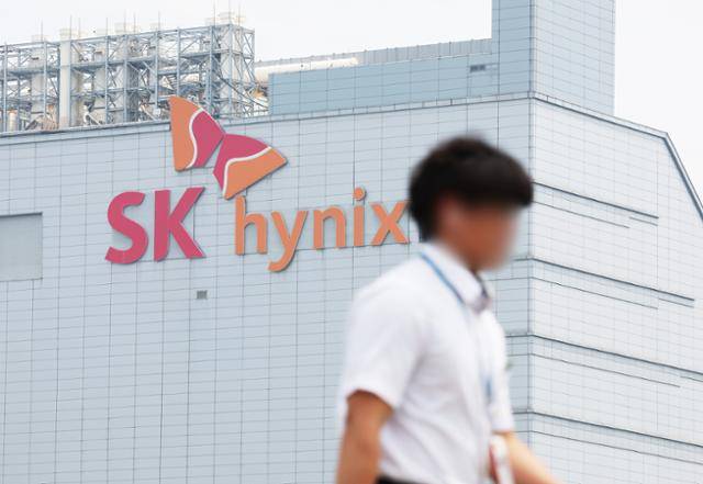 SK하이닉스가 고부가 제품인 고대역폭메모리(HBM) 5세대 HBM3E 12단 판매 확대에 힘입어 사상 최대 분기 실적을 경신했다. SK하이닉스는 연결 기준 올해 2분기 영업이익이 9조2,129억 원으로 지난해 동기보다 68.5% 증가한 것으로 잠정 집계됐다고 24일 공시했다. 사진은 24일 경기도 이천시 SK하이닉스 본사 모습. 연합뉴스