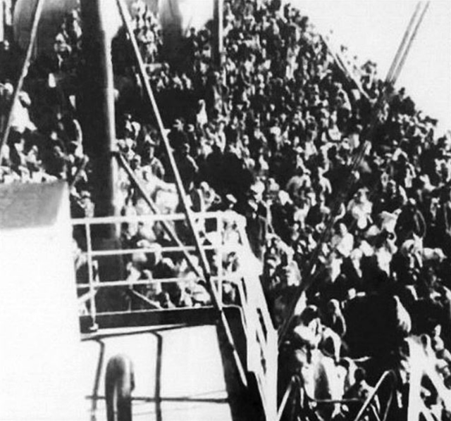 해방 후 고향에 돌아가기 위해 일본 해군 수송선 우키시마호에 오른 수많은 조선인 모습. 우키시마호 순난자 추도 실행위원회 제공