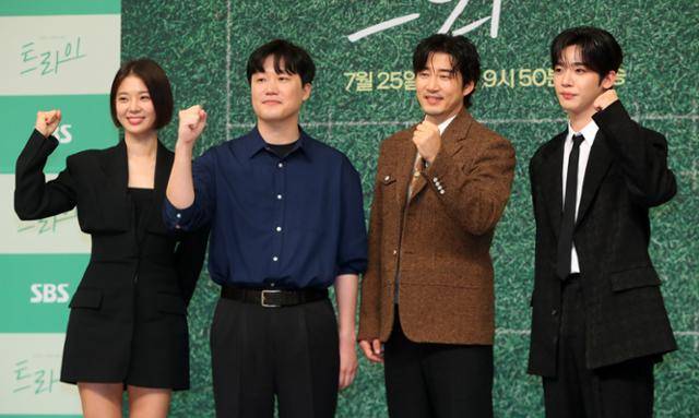 배우 임세미(왼쪽부터), 장영석 감독, 윤계상, 김요한이 25일 오후 서울 양천구 목동 SBS에서 열린 SBS 새 금토드라마 '트라이: 우리는 기적이 된다' 제작발표회에서 포즈를 취하고 있다. 뉴시스