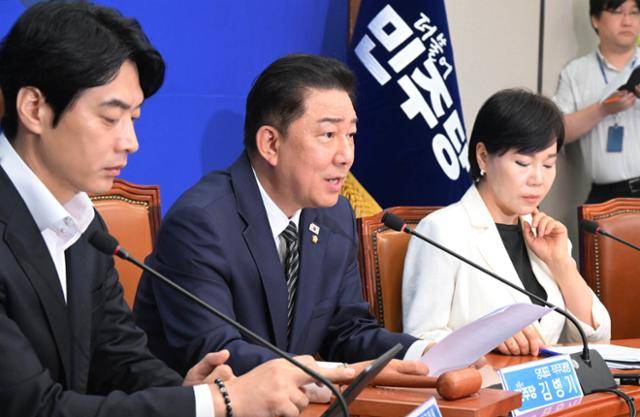 김병기(가운데) 더불어민주당 당대표 직무대행 겸 원내대표가 25일 국회에서 열린 최고위원회의에서 발언하고 있다. 고영권 기자