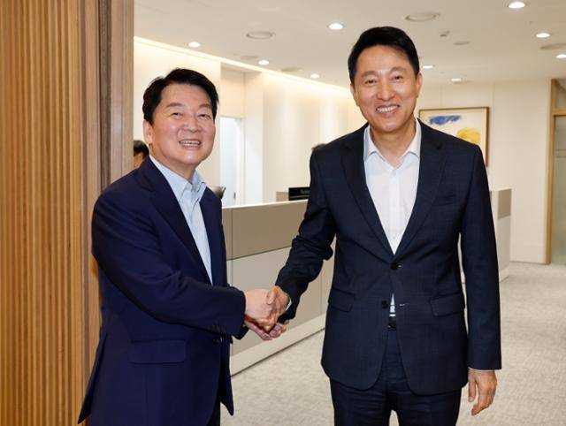 국민의힘 당권주자인 안철수 의원이 24일 서울 중구 서울시청을 찾아 오세훈 서울시장과 오찬회동에 앞서 인사를 나누고 있다. 뉴시스