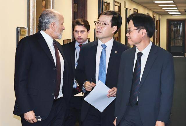 김정관 산업통상자원부 장관(오른쪽)과 여한구 통상교섭본부장(가운데)이 24일 미국 워싱턴 DC 상무부에서 하워드 러트닉 상무부 장관과 대화하고 있다. 산업통상자원부 제공