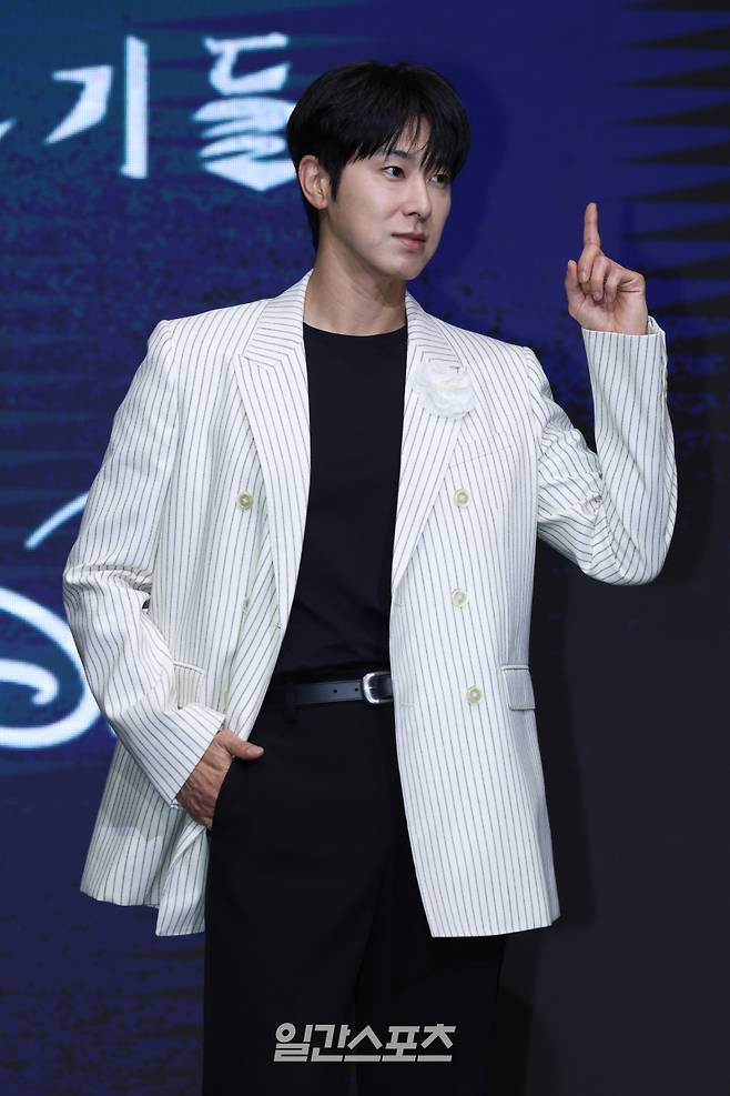 배우 정윤호가 8일 오전 서울 영등포구 콘래드호텔에서 열린 디즈니+ 오리지널 시리즈 '파인: 촌뜨기들' 제작발표회에 참석해 포토타임을 갖고 있다. 서병수 기자 qudtn@edaily.co.kr /2025.07.08/