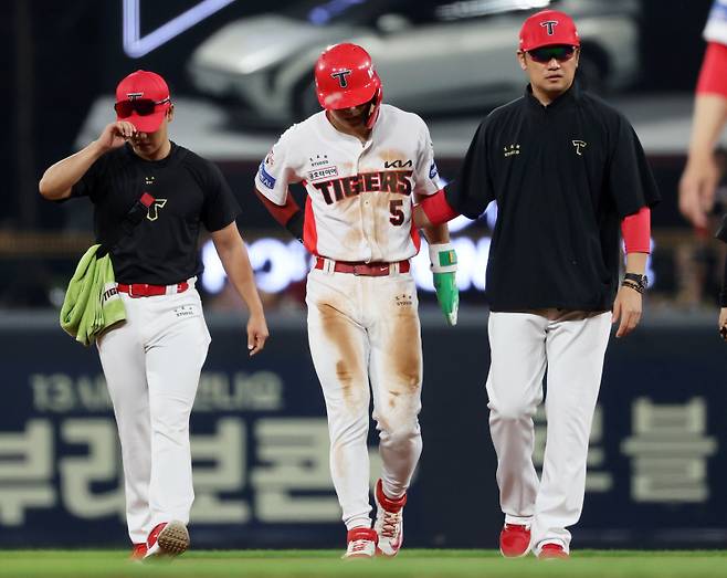 <yonhap photo-4490=""> 부상으로 교체되는 김도영 (광주=연합뉴스) 조남수 기자 = 27일 광주기아챔피언스필드에서 열린 프로야구 키움 히어로즈와 KIA 타이거즈의 경기. KIA 김도영이 5회말 2사에서 2루도루에 성공한 뒤 다리 부상으로 대주자로 교체되고 있다. 2025.5.27 iso64@yna.co.kr/2025-05-27 20:40:52/ <저작권자 ⓒ 1980-2025 ㈜연합뉴스. 무단 전재 재배포 금지, AI 학습 및 활용 금지></yonhap>