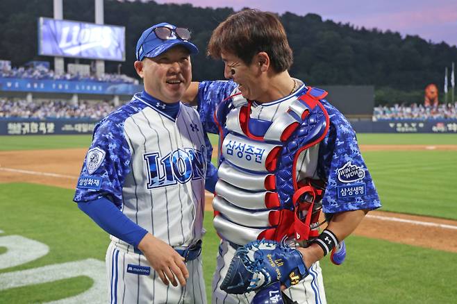 은퇴 이후 지도자 연수 계획을 밝힌 포수 강민호(왼쪽). 박진만 삼성 감독은 강민호의 통솔력을 인정하는 야구인 중 한 명이다. 삼성 제공