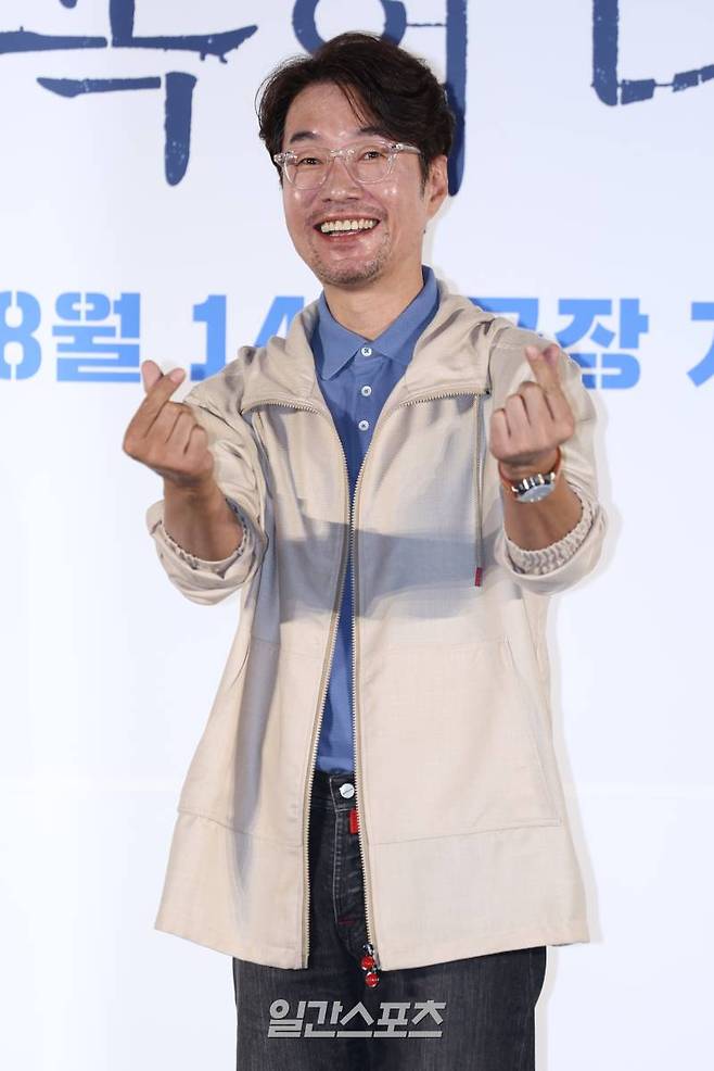 배우 송영규가 22일 오전 서울 광진구 롯데시네마 건대입구점에서 열린 영화 '행복의 나라' 제작보고회에서 포즈를 취하고 있다. '행복의 나라'는 한국 현대사의 굵직한 사건인 10.26 대통령 암살 사건과 12.12 사태를 관통하는 대한민국 역사상 최악의 정치 재판을 다룬 작품이다. 오는 8월 14일 개봉. 서병수 기자 qudtn@edaily.co.kr /2024.07.22/