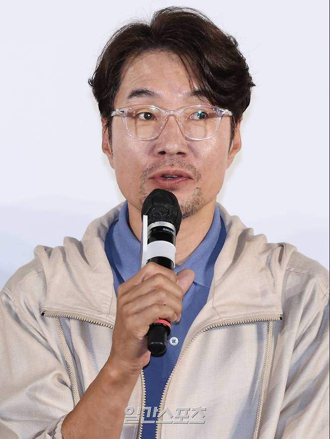 배우 송영규가 22일 오전 서울 광진구 롯데시네마 건대입구점에서 열린 영화 '행복의 나라' 제작보고회에서 인사말을 하고 있다.'행복의 나라'는 한국 현대사의 굵직한 사건인 10.26 대통령 암살 사건과 12.12 사태를 관통하는 대한민국 역사상 최악의 정치 재판을 다룬 작품이다. 오는 8월 14일 개봉.서병수 기자 qudtn@edaily.co.kr /2024.07.22/