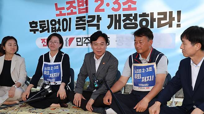 노조법 2·3조 개정 촉구 농성장 찾은 김영훈 노동장관