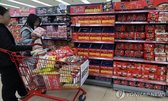 서울 시내의 한 대형마트 라면 판매대. [사진=연합뉴스]