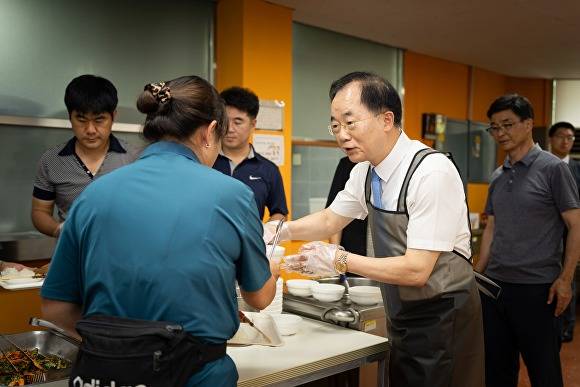 박진배 총장이 미화직원들에게 점심을 배식하고 있다. [사진=전주대학교 ]