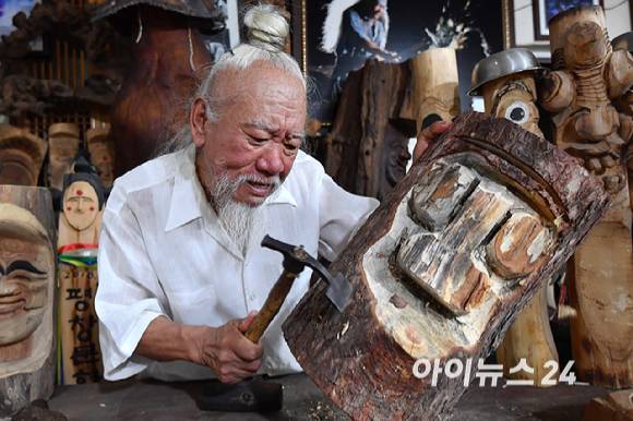 장승 무형문화재인 타목 김종흥씨가 25일 안동시 풍천면 작업실에서 조각을 하고 있다. [사진=곽영래 기자]