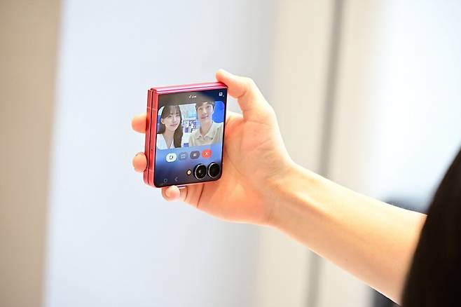 ▲ 초슬림 베젤을 통해 더욱 넓어진 커버 디스플레이! '갤럭시 Z 플립7'