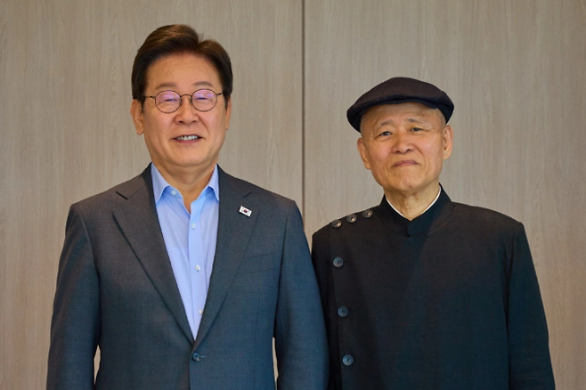 이재명 대통령과 도올 김용옥 선생이 어제(24일) 서울 용산 대통령실에서 오찬을 갖고 기념촬영을 하는 모습 (사진, 대통령실)