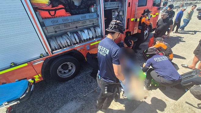 오늘(25일) 오후 2시 36분께 제주시 구좌읍 세화리 해안가에서 물에 빠졌다 구조된 A씨 (제주소방안전본부 제공)