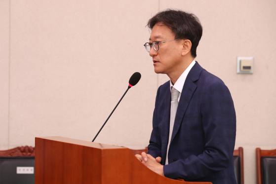 송창진 당시 공수처 수사 2부장검사가 지난해 7월 26일 국회 법제사법위원회 전체회의장에서 열린 '윤석열 대통령 탄핵소추안 발의 요청' 국민동의 청원 관련 2차 청문회에 출석해 의원질의에 답하고 있다. 뉴스1