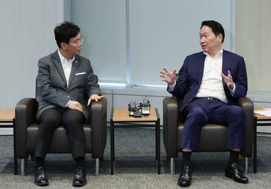 24일 김영훈 노동부 장관(왼쪽)과 최태원 대한상공회의소 회장이 대화를 나누고 있다. [뉴스1]