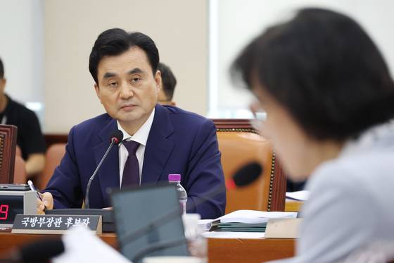 안규백 국방부 장관 후보자가 지난 15일 오전 서울 여의도 국회 국방위원회에서 열린 인사청문회에 출석해 추미애 더불어민주당 의원 질의를 듣고 있다. 뉴스1