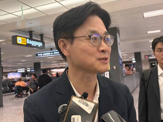 (워싱턴=뉴스1) 류정민 특파원 = 김정관 산업통상자원부 장관이 23일(현지시간) 워싱턴DC 인근 덜레스 국제공항에서 한국 기자들과 만나 한미 무역협상과 관련한 기자들의 질문에 답하고 있다.