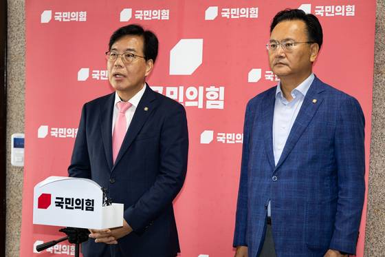 송언석 국민의힘 비상대책위원장 겸 원내대표가 25일 서울 여의도 국회에서 김건희 특검의 김선교 의원실 압수수색 관련 브리핑을 하고 있다. 오른쪽은 유상범 원내수석부대표. 뉴스1