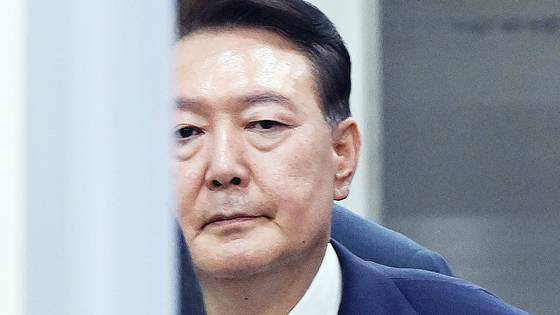 비상계엄과 관련해 특검 수사를 받는 윤석열 전 대통령이 지난 9일 밤 서울중앙지법에서 두 번째 구속 전 피의자심문(영장실질심사)을 마친 뒤 대기장소인 서울구치소로 이동하고 있다. 뉴스1