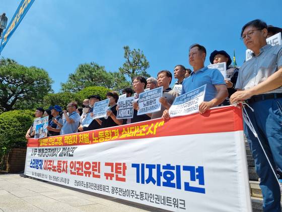 지난 24일 전남 나주시청 앞에서 인권단체가 이주노동자 인권유린 사건 관련 규탄 기자회견을 갖고 있다. 지난 2월 26일 낮 12시쯤 나주의 한 벽돌공장에서 근무하던 스리랑카 국적 A씨(31)가 벽돌 화물에 결박돼 지게차로 들어올려지는 영상이 공개돼 파문이 일고 있다. 사진 전남이주노동자인권네트워크