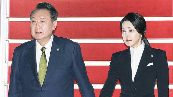 윤석열 전 대통령과 김건희 여사가 지난해 10월 성남 서울공항에서 필리핀, 싱가포르 국빈 방문 및 라오스 아세안 3 회의를 마치고 귀국하는 모습. 연합뉴스