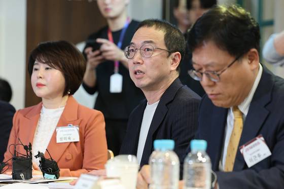 송병준 벤처기업협회장 겸 컴투스 의장이 지난 4월 서울 구로구 벤처기업협회 이민화라이브러리에서 열린 권성동 국민의힘 원내대표 초청 벤처 활력 회복을 위한 현장간담회에서 발언하고 있다. 뉴스1