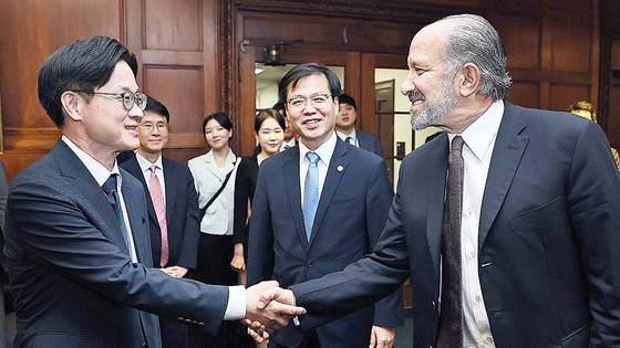 김정관 산업통상자원부 장관이 24일(현지시간) 미국 워싱턴 D.C. 상무부 회의실에서 하워드 러트닉 상무부 장관과 악수를 나누고 있다. 사진 산업통상자원부