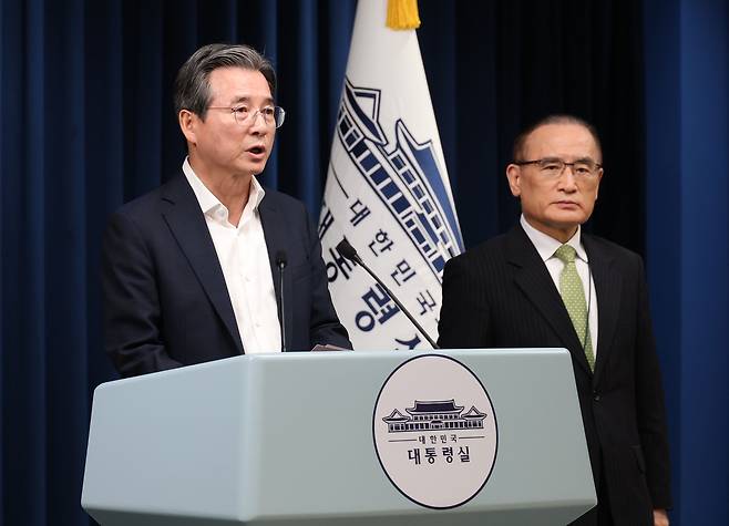 김용범 대통령실 정책실장(왼쪽)과 위성락 국가안보실장이 25일 서울 용산구 대통령실청사에서 브리핑을 하고 있다. 연합뉴스