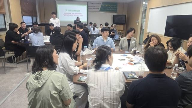 ▲ 원주내일연구원(이사장 구자열)은 최근 상지대 동악관에서 지역 청년들이 참여하는 ‘왁자지껄, 청년 라운드테이블’을 개최했다.