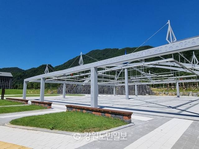 ▲ 평창읍 중리 노람들 일원에 조성한 자연 속 힐링 명소 ‘평창 에코랜드’가 최근 개장했다. 에코랜드 미로분수. 신현태.