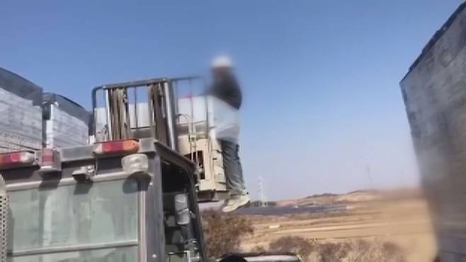 ▲ 벽돌 더미에 묶여 지게차로 들어 올려지고 있는 스리랑카 국적의 근로자 B씨 [광주전남이주노동자인권네트워크]&nbsp;