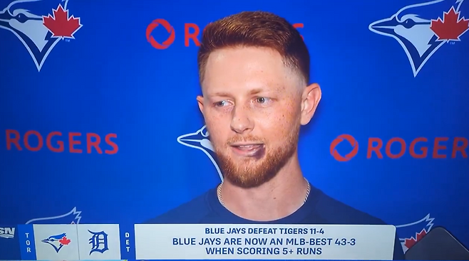 입술에 피멍이 든 에릭 라우어(토론토)가 그 이유를 설명하고 있다(사진 캡처 : X 계정 Jomboy Media)