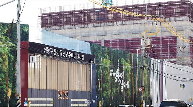 < 공사 멈춘 청년안심주택 > 청년과 신혼부부의 ‘주거 사다리’ 역할을 하는 청년안심주택 사업이 공사비 급등, 프로젝트파이낸싱(PF) 대출 경색 등으로 차질을 빚고 있다. 25일 서울 용답동의 한 청년안심주택 사업장은 공사가 멈춘 채 주 출입로가 굳게 닫혀 있다. /이솔 기자