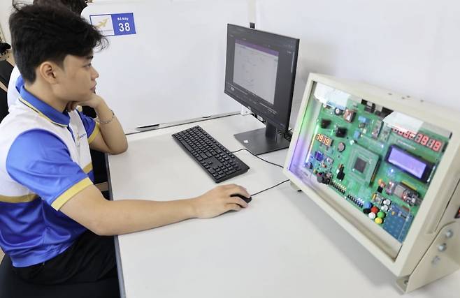 베트남 학생들이 반도체 회로 실험실에서 실습을 하고 있다. 사진=VN익스프레스