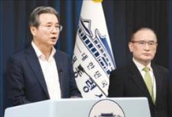 김용범 대통령실 정책실장(왼쪽)이 25일 용산 대통령실에서 ﻿한·미 관세﻿협상 상황을 브리핑하고 있다. 오른쪽은 위성락 국가안보실장. 김범준 기자