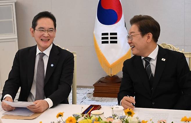 이재명 대통령이 6월 13일 서울 용산 대통령실청사에서 열린 6경제단체와 기업인 간담회에서 이재용 삼성전자 회장의 발언을 듣고 있다. 사진=대통령실사진기자단